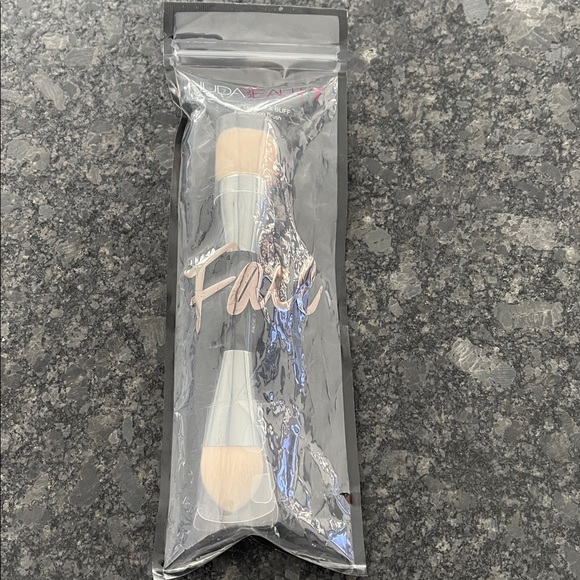 Huda Beauty Face Build & Buff Foundation Brush, dual ended brush - Picture 3 of 6
